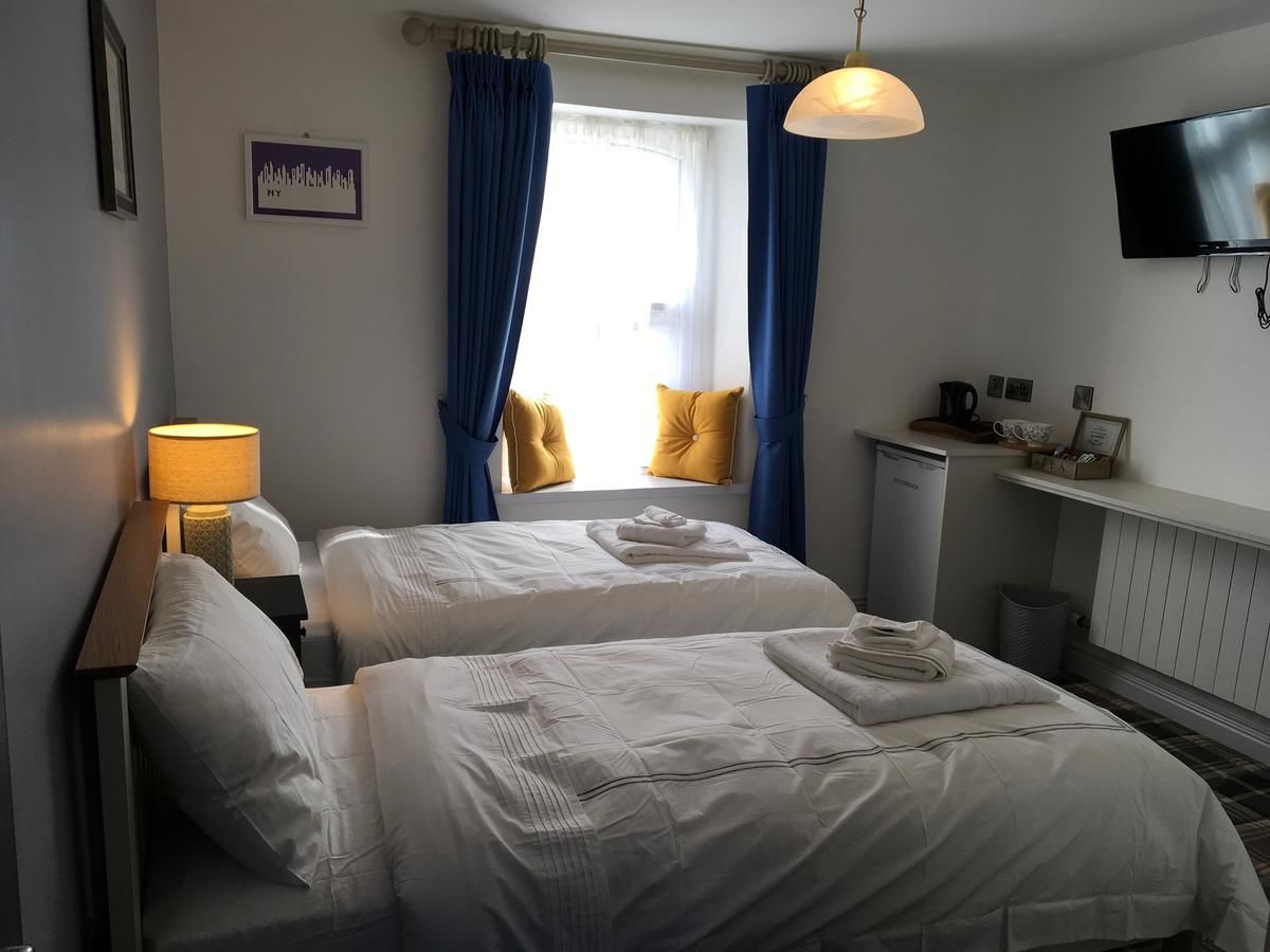 Отели типа «постель и завтрак» Amici Bistro & Accommodation Килраш