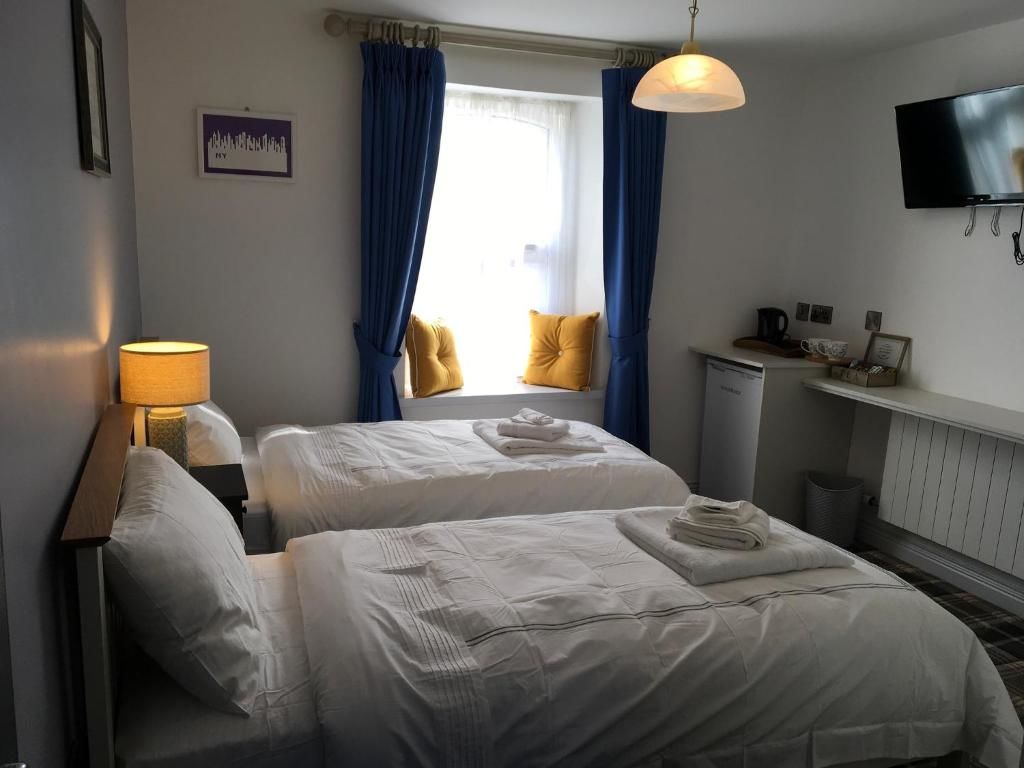 Отели типа «постель и завтрак» Amici Bistro & Accommodation Килраш