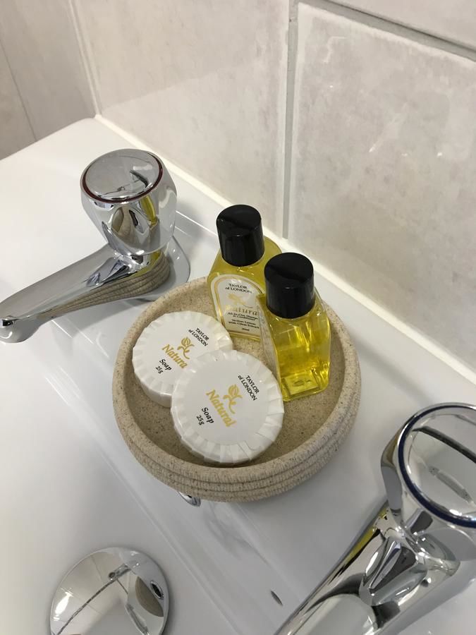 Отели типа «постель и завтрак» Amici Bistro & Accommodation Килраш